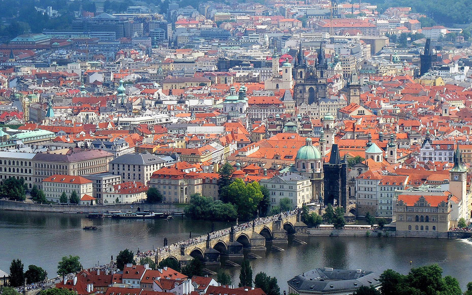 世界遺産「プラハ歴史地区」、東岸のスタレ・メスト。下はカレル橋、橋の付け根に立つのは橋塔、中央やや右の双塔はティーン聖母教会
