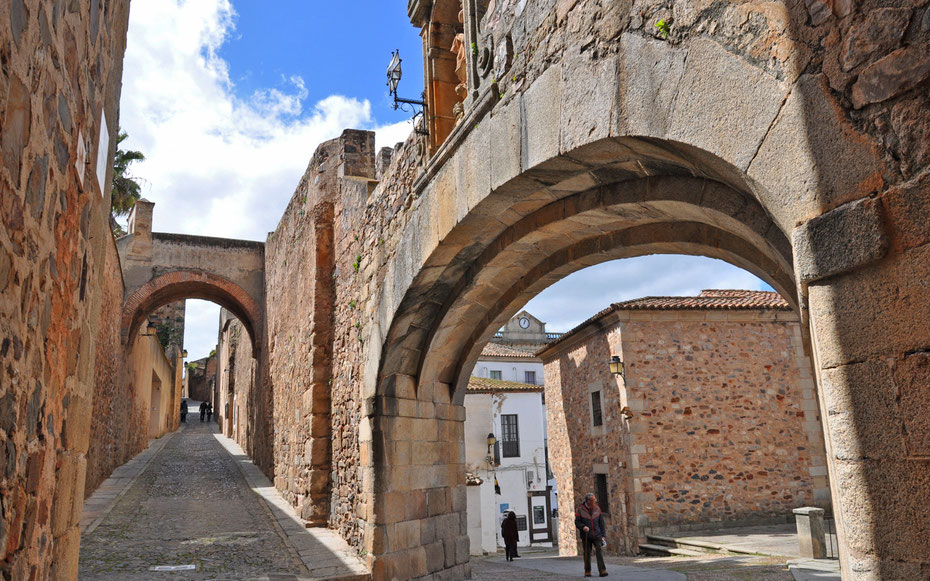 世界遺産「カセレスの旧市街」、旧市街の街並み、右はエストレリャ門