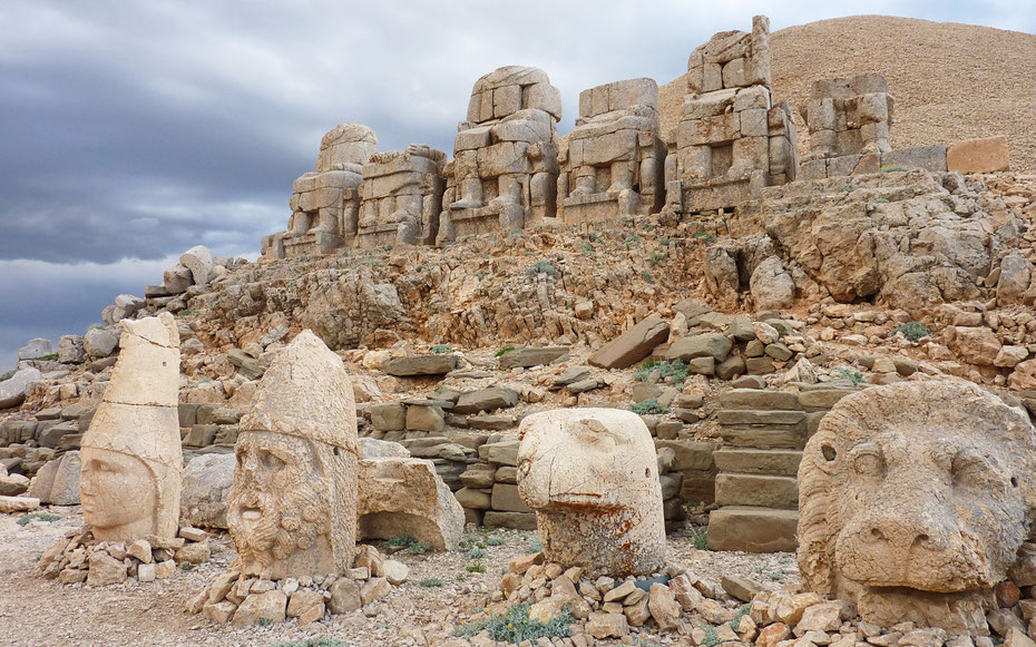 世界遺産「ネムルト・ダー」、東テラス、首を落とされた玉座の彫像と地面に落ちた首像