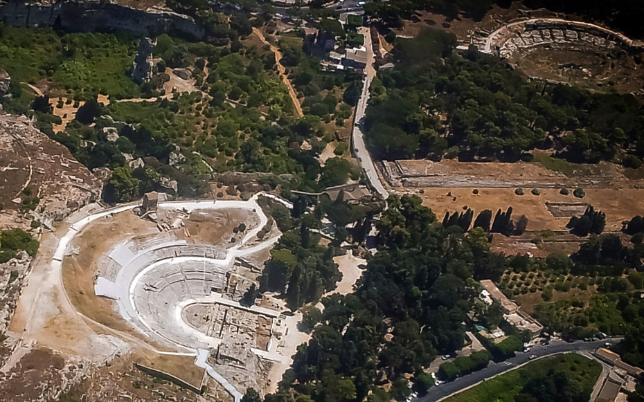 世界遺産「シラクサとパンタリカの岩壁墓地遺跡」、ネアポリス考古学公園。左下がテアトロン、右上がアンフィテアトルム