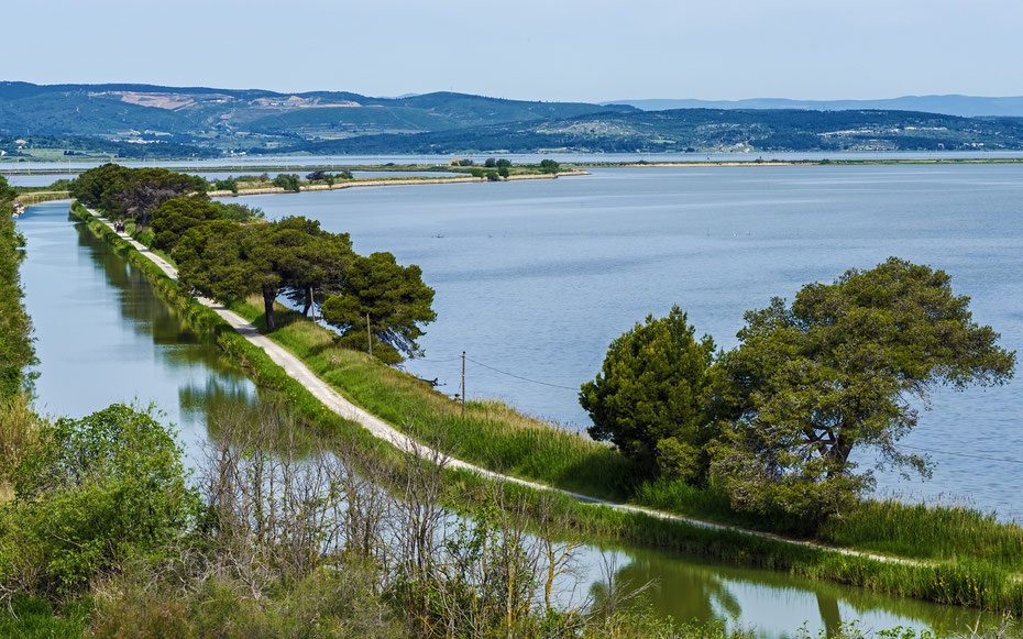 世界遺産「ミディ運河」、ポール＝ラ＝ヌーヴェル近郊、サント＝リュシー地域自然保護区の湿地や潟湖を突き抜けるロビーヌ運河