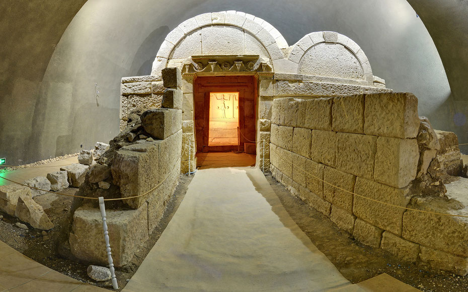 世界遺産「スヴェシュタリのトラキア人の墳墓」、コンクリート壁で保護された羨道