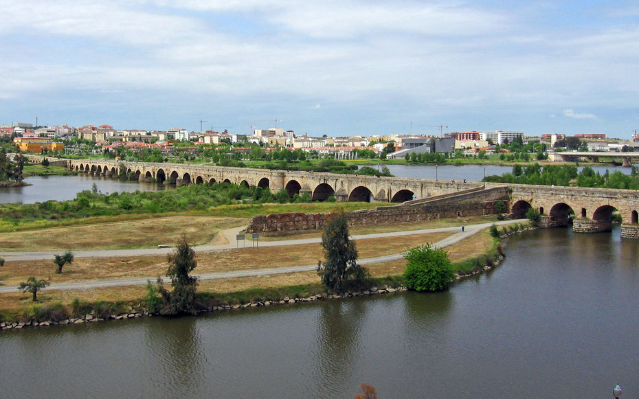 世界遺産「メリダの考古遺跡群」、グアディアナ川のローマ橋