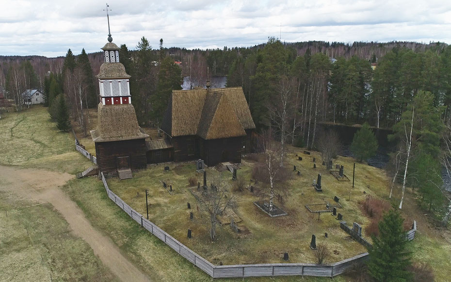 世界遺産「ペタヤヴェシの古い教会」、鐘楼（左の塔）と教会堂（右）、墓地（手前）