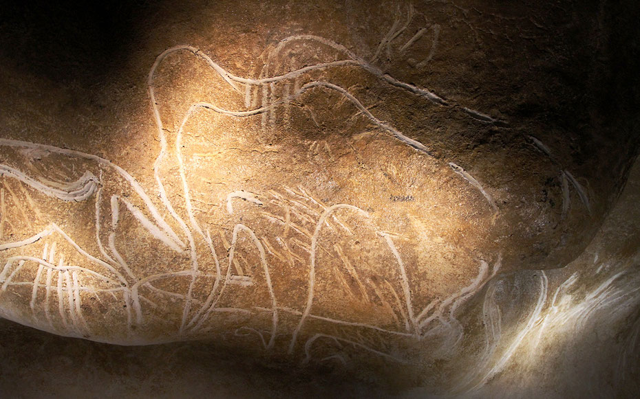 世界遺産「ショーヴェ＝ポン・ダルク洞窟として知られるアルデシュ県ポン・ダルクの装飾洞窟」、マンモスのペトログリフ。顔料を塗り付けるのではなく、石や指で壁面を削ることで描かれている（写真はレプリカ洞窟ショーヴェ２）