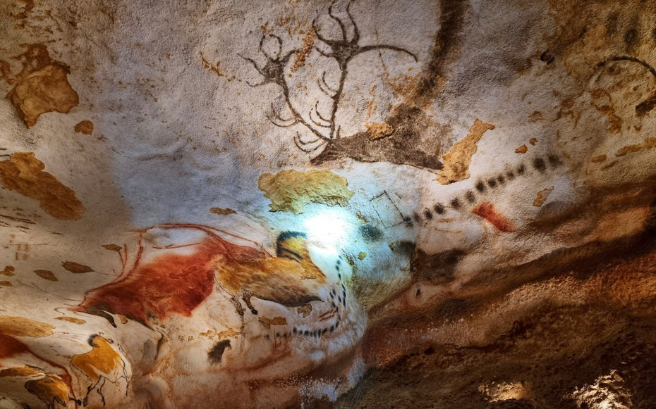 世界遺産「ヴェゼール渓谷の先史遺跡群と装飾洞窟群」、ラスコー洞窟、中央上はシカ（メガロセロ）。他にもウシやウマ、斑点状の文様が見える（レプリカ）