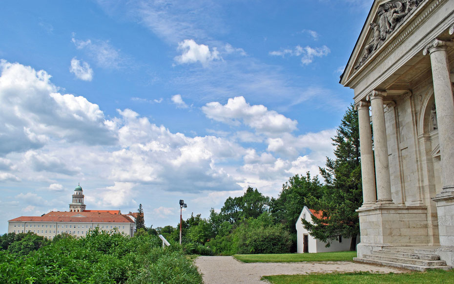世界遺産「パンノンハルマの千年史を持つベネディクト会修道院とその自然環境」、パンノンハルマ大修道院（左）とミレニアム記念碑