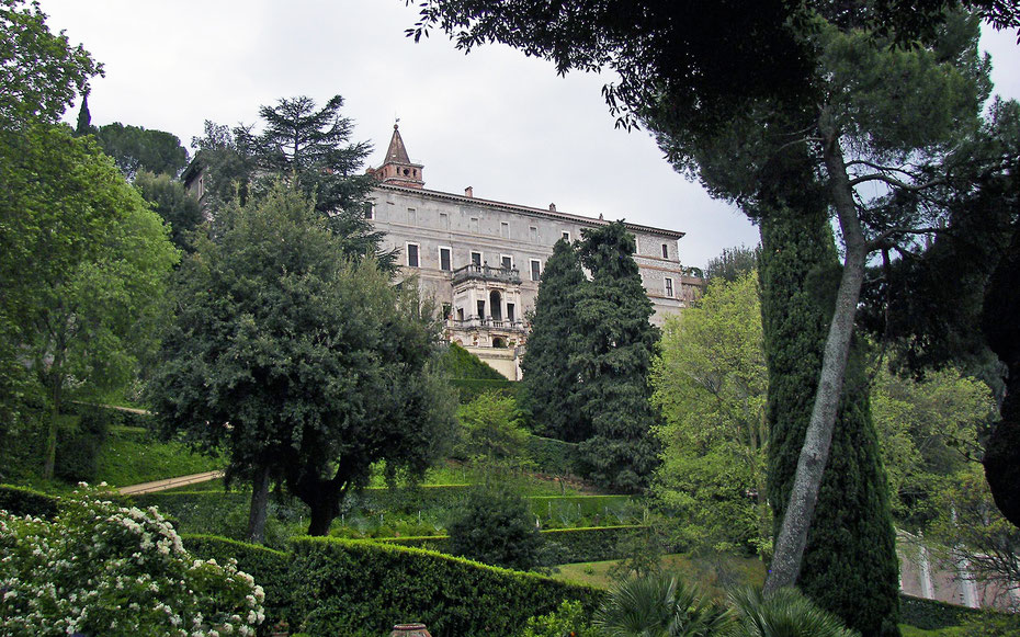 世界遺産「ティヴォリのエステ家別荘」、庭から眺めたヴィッラの北ファサード、中央に凱旋門のようなロッジアが見える。上はサンタ・マリア・マッジョーレ聖堂の鐘楼
