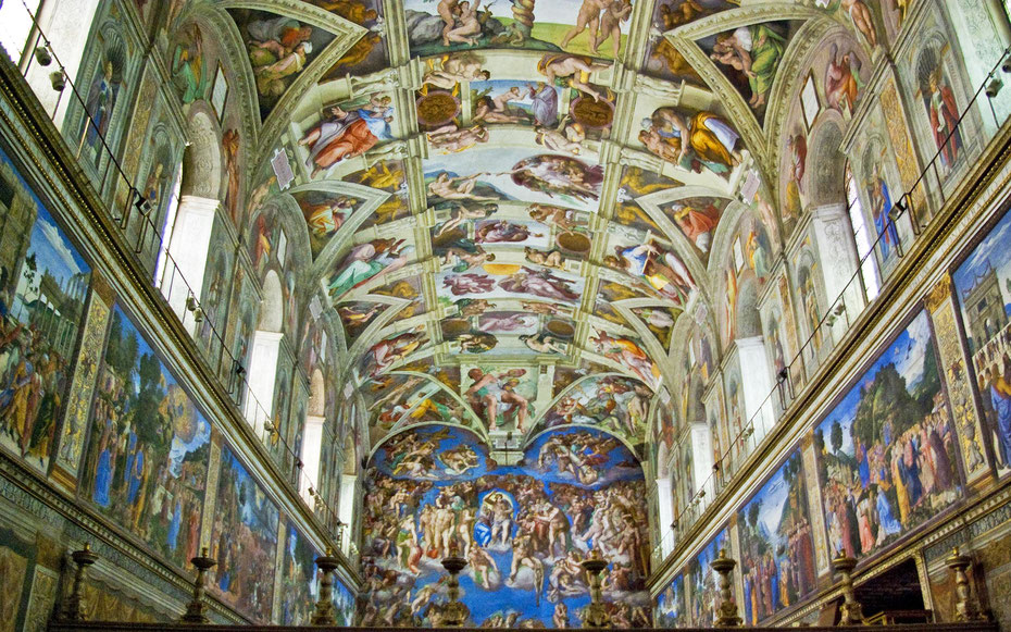 世界遺産「バチカン市国」、バチカン宮殿のシスティーナ礼拝堂。奥はミケランジェロ『最後の審判』、天井もすべてミケランジェロの作品