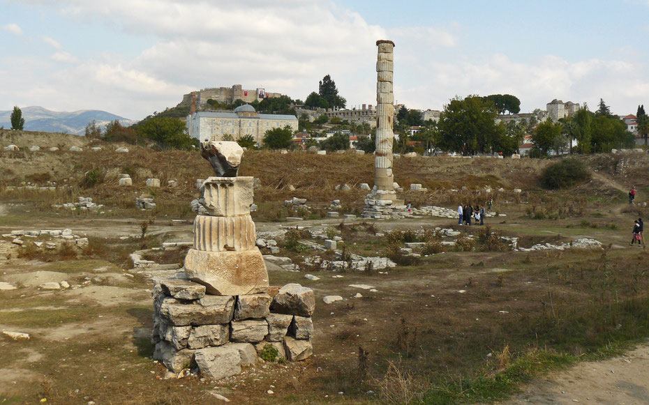 世界遺産「エフェソス」、アルテミス神殿跡。奥の山上に見える建物はアヤスルク城塞、その下はイサ・ベイ・モスク