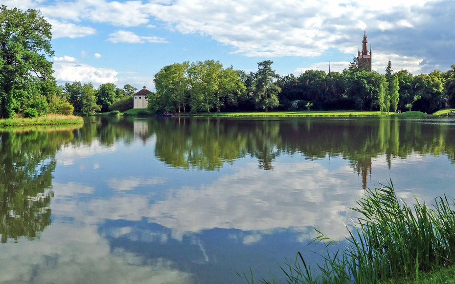 世界遺産「デッサウ＝ヴェルリッツの庭園王国」、ヴェルリッツァー公園のヴェルリッツァー湖と聖ペトリ教会