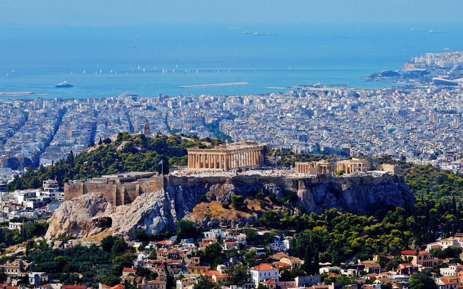 リカヴィトスの丘から見た世界遺産「アテネのアクロポリス」とエーゲ海。中央がパルテノン神殿