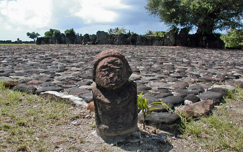 世界遺産「タプタプアテア」、タプタプアテアのマラエ・コンプレックス、マラエ・タプタプアテア。手前は半人半神像ティキ、奥に連なる組石がアフ 