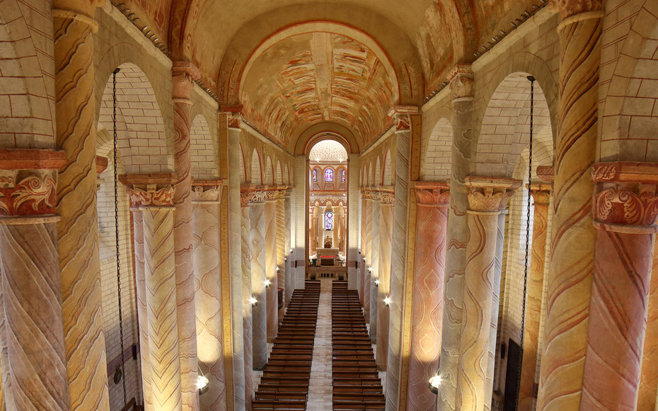 世界遺産「サン＝サヴァン・シュル・ガルタンプの修道院教会」の内観。手前が身廊、最奥部がアプスの至聖所。身廊上部に天井画が確認できる