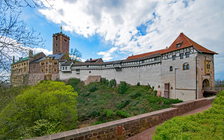 東から眺めた世界遺産「ヴァルトブルク城」。右はトーハウス、城壁の上にハーフティンバーの建物が並んでいる
