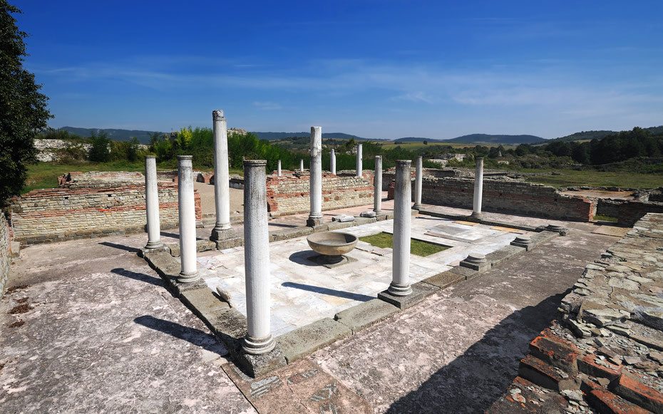 世界遺産「ガムジグラード－ロムリアーナ、ガレリウス宮殿」、宮殿の列柱と噴水の跡 