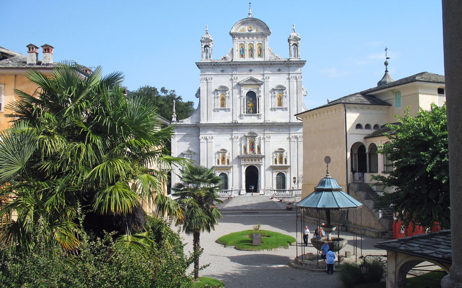 ピエモンテとロンバルディアのサクリ・モンティ」、ヴァラッロ・セジアにあるサクロ・モンテ「新エルサレム」、正面がサンタ・マリア・アッスンタ聖堂、左右は礼拝堂 