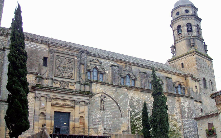 世界遺産「ウベダとバエーサのルネサンス様式の記念碑的建造物群」、バエーサのバエーサ大聖堂の北側面