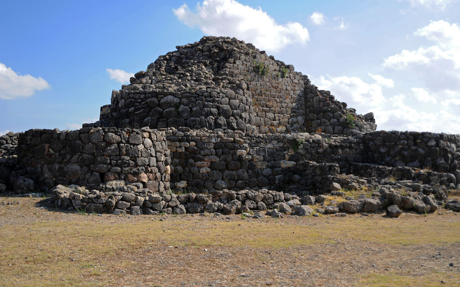 世界遺産「スー・ヌラージ・ディ・バルーミニ」、中央の塔部分 (C) Domimf