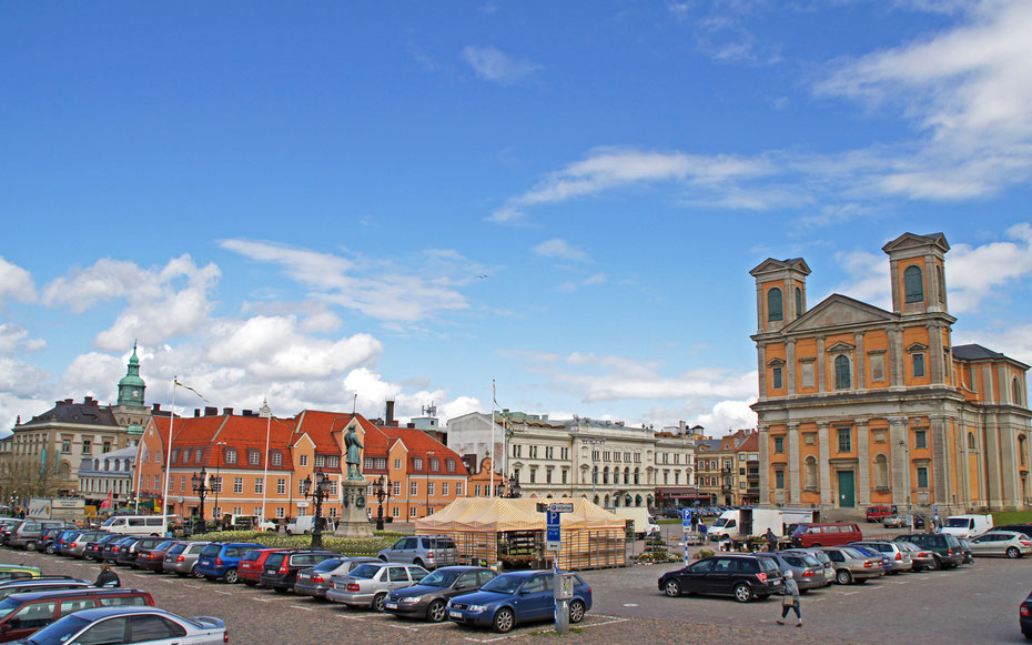 世界遺産「カールスクローナの軍港」、ストールトルゲット広場、右はフレデリック教会