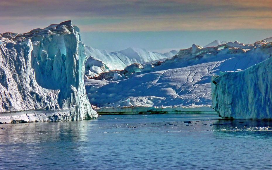 世界遺産「イルリサット・アイスフィヨルド」の氷河と氷山 