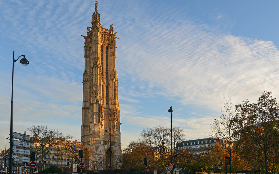 世界遺産「フランスのサンティアゴ・デ・コンポステーラの巡礼路」、高さ54mを誇るパリのサン＝ジャックの塔。頂部に立つのはヤコブ像