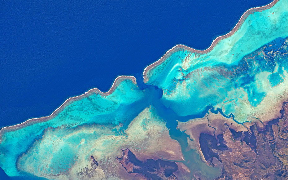 ISSから眺めた世界遺産「ニューカレドニアのラグーン：リーフの多様性と関連の生態系」。モワンドゥー沖に広がる構成資産「西沿岸部」の堡礁とラグーン