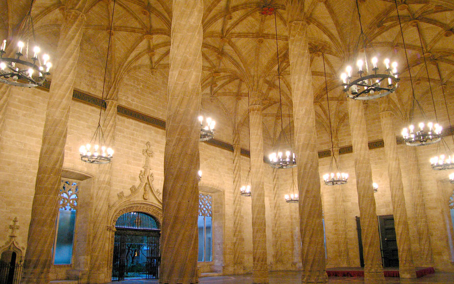 世界遺産「バレンシアのラ・ロンハ・デ・ラ・セダ」、柱のサロン。柱はねじり柱、天井は網状のリブ・ヴォールト