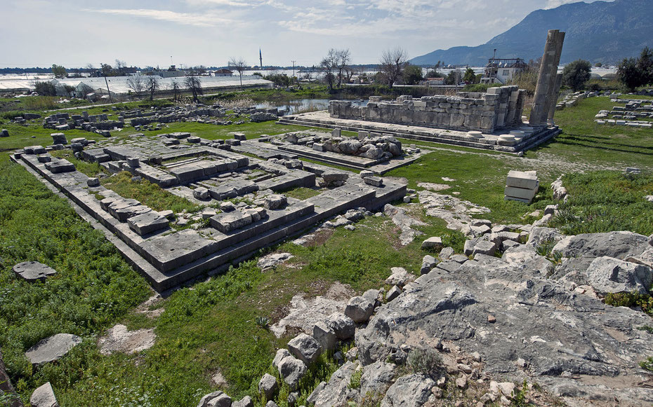 世界遺産「クサントス－レトーン」、レトーンの神殿跡。奥からレト神殿、アルテミス神殿、左手前がアポロン神殿
