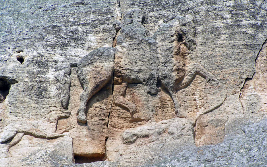 世界遺産「マダラの騎士像」。中央に騎士とウマ、ウマの足元にライオン、ウマの後ろにイヌが見える