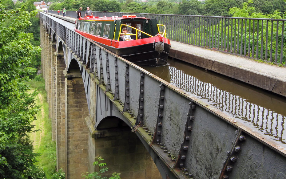 世界遺産「ポントカサステ水路橋と運河」、ポントカサステ水路橋とナロー・ボート（細い運河船）