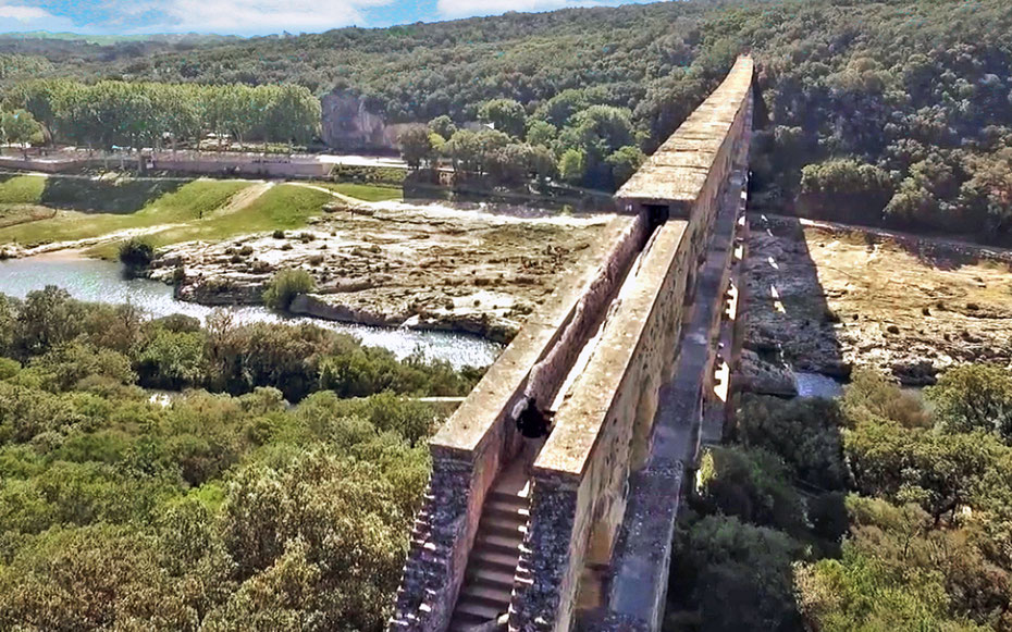 世界遺産「ポン・デュ・ガール［ローマの水道橋］」、ニームに上水を供給していた上層の水道部分 (C) Le plombier du désert