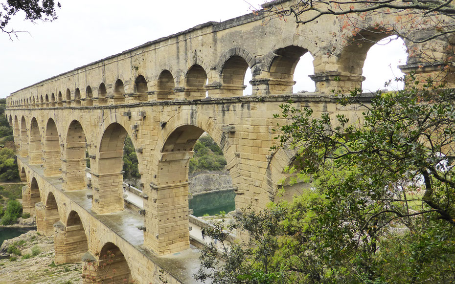 世界遺産「ポン・デュ・ガール［ローマの水道橋］」。所々に見える出っ張りは足場となる石材。橋脚には川の圧力を減らす水切りが見える