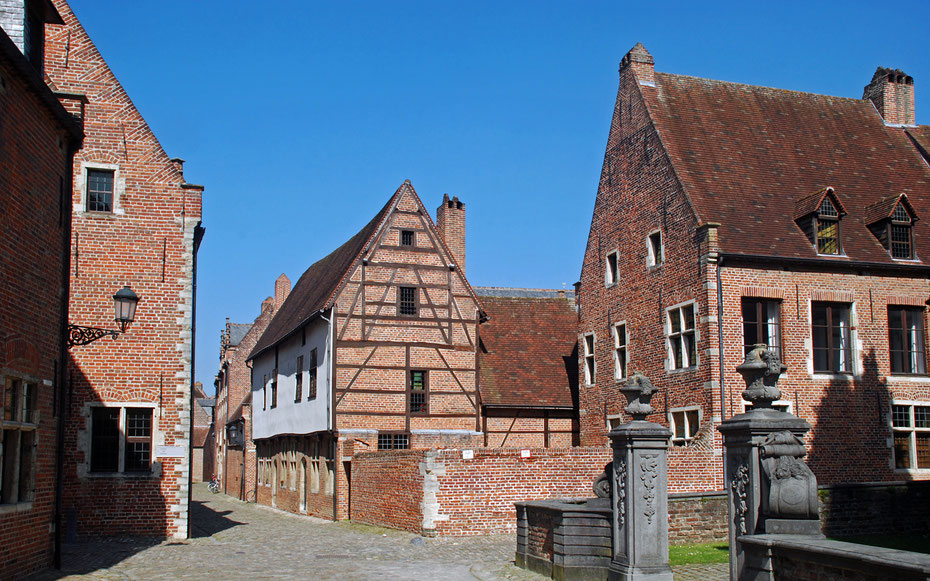 世界遺産「フランドル地方のベギン会施設群」、ルーヴェンのグラン・ベギナージュ。中央はこの地方でよく見られるハーフティンバーのタウンハウス、シント・ヘレナ