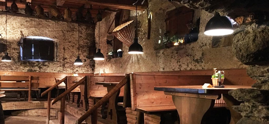 Glögglkeller-Lana-Buschenschank-Cantina-tipica-tirolese-Gourmet-Südtirol.jpg