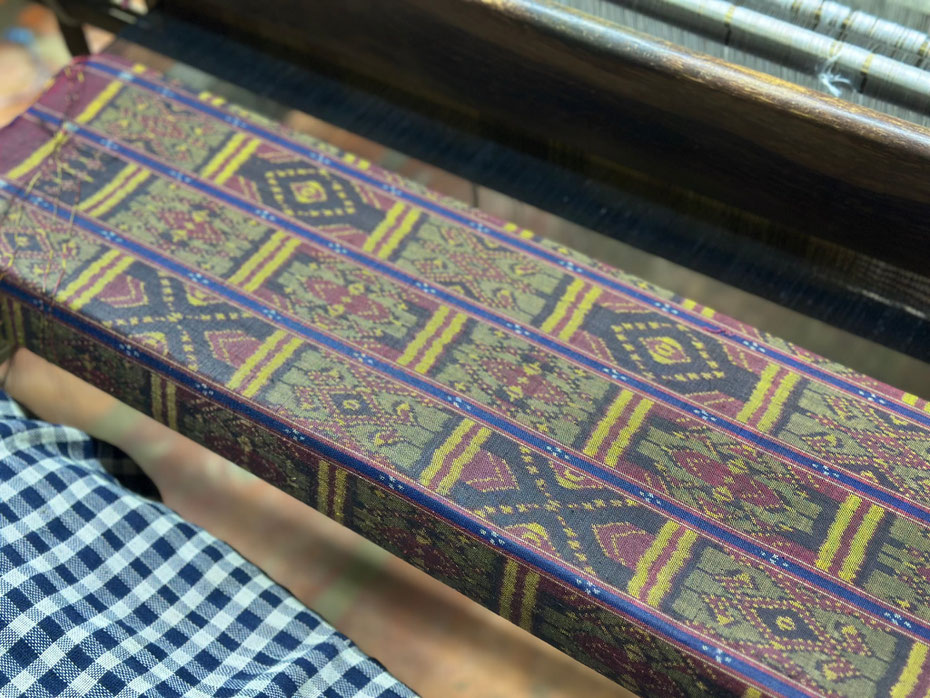 The recently dyed indigo thread, implemented in a beautiful ikat design, by IKTT. (08-2025). Image by Midori Iwamoto / IKTT. 