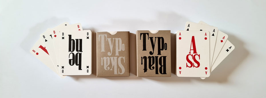 Das TypoSkat mit 32 und das große TypoBlatt mit 58 Spielkarten inklusive Jokern nebeneinander