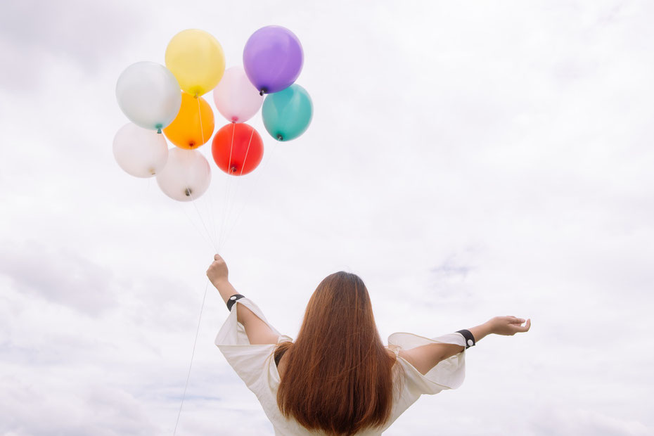 Stell dir vor du kannst die Leichtigkeit richtig spüren und fühlst dich leicht wie diese Luftballons im Wind