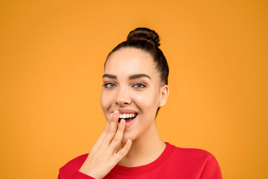 Eine Frau, die für Good Vibes only steht, strahlt toxische Positivität aus.