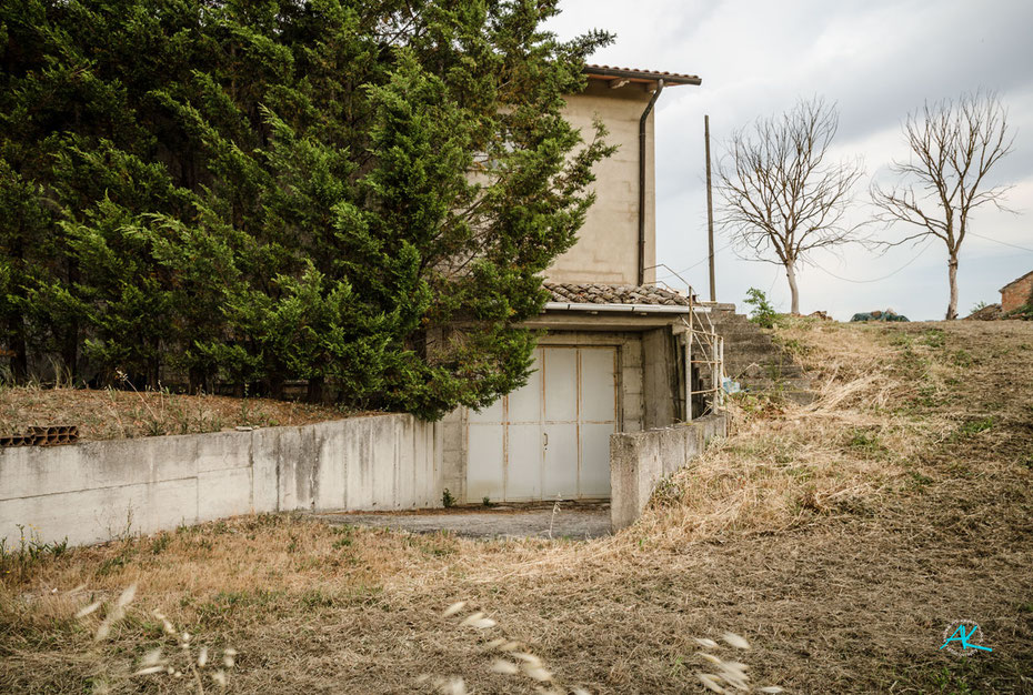 Das Gästehaus von westen gesehen, mit der Einfahrt zum Untergeschoß