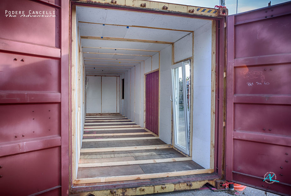 Erster Ausbauschritt des ersten Seecontainers zum Mikrohaus: Fenster und Wärmedämmung