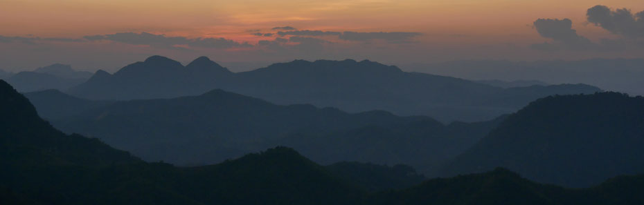 Berge im Sonnenuntergang in Asien