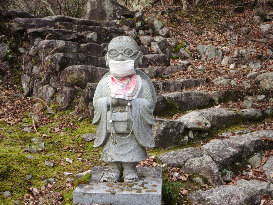 永源寺の参道、マスク姿のお地蔵さんがお出向い　京都観光タクシー 英語通訳ガイド　永田信明