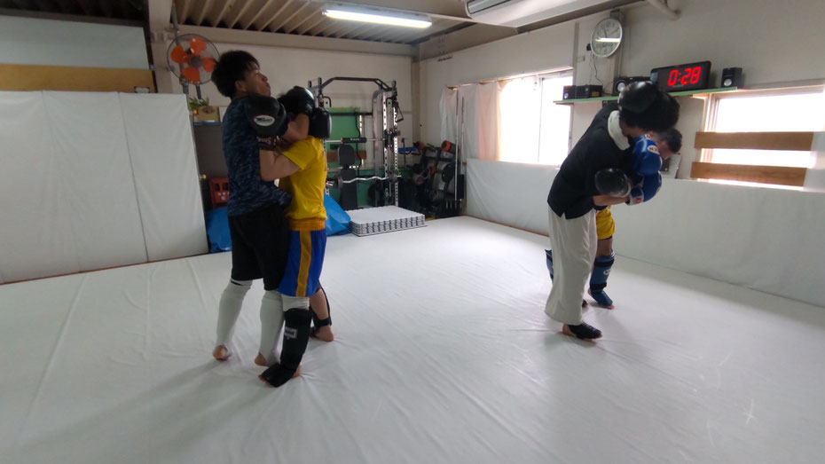 teamYAMATO奈良北支部【新大宮】は、快適なジムでキックボクシングの練習をしています。掃除も練習です。