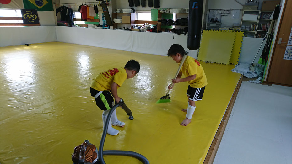 キックボクシングteamYAMATO奈良新大宮支部では練習中に掃除をします。感謝。
