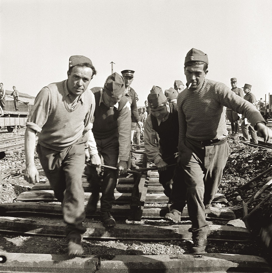 Reparaturarbeiten nach der Bombadierung des Güterbahnhofs Wolf im März 1945. Foto SBB Historic