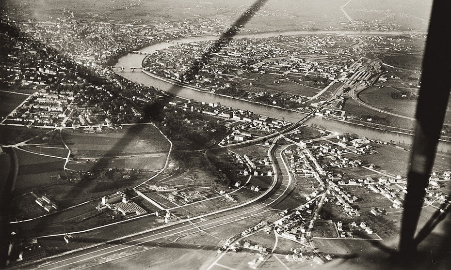 Das noch weitgehend unbebaute Lehenmattquartier mit der EBG-Siedlung an der Birs in einer Luftaufnahme von 1920. Bildquelle: Staatsarchiv Basel-Stadt, BILD 43, 15