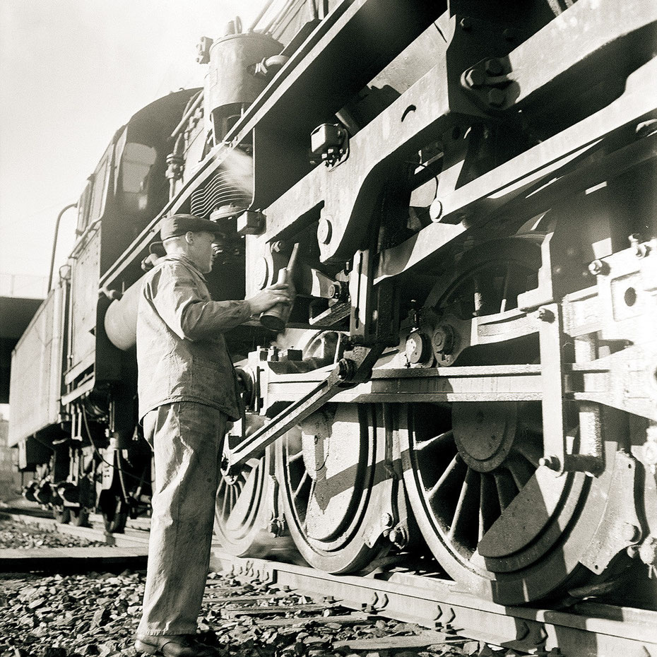 Eisenbahner mit Lokomotive aus dem Rangierbahnhof Wolf: der Zug ist bereit. Foto SBB Historic
