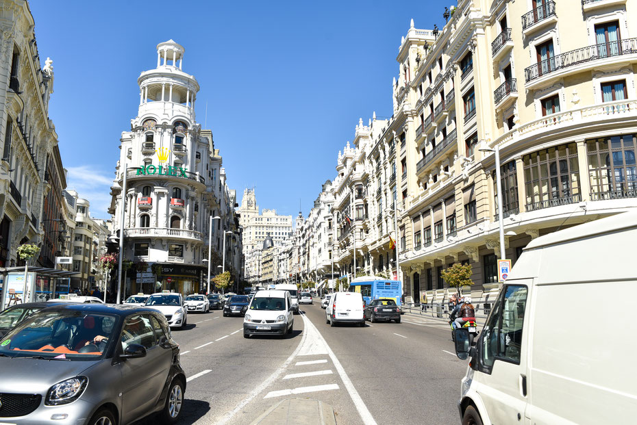 Auch die Architektur-Fans kommen in Madrid auf ihre Kosten. Die langen Vias mit ihren hübsch renovierten Fassaden laden ein die Stadt zu Fuß zu erkunden. 