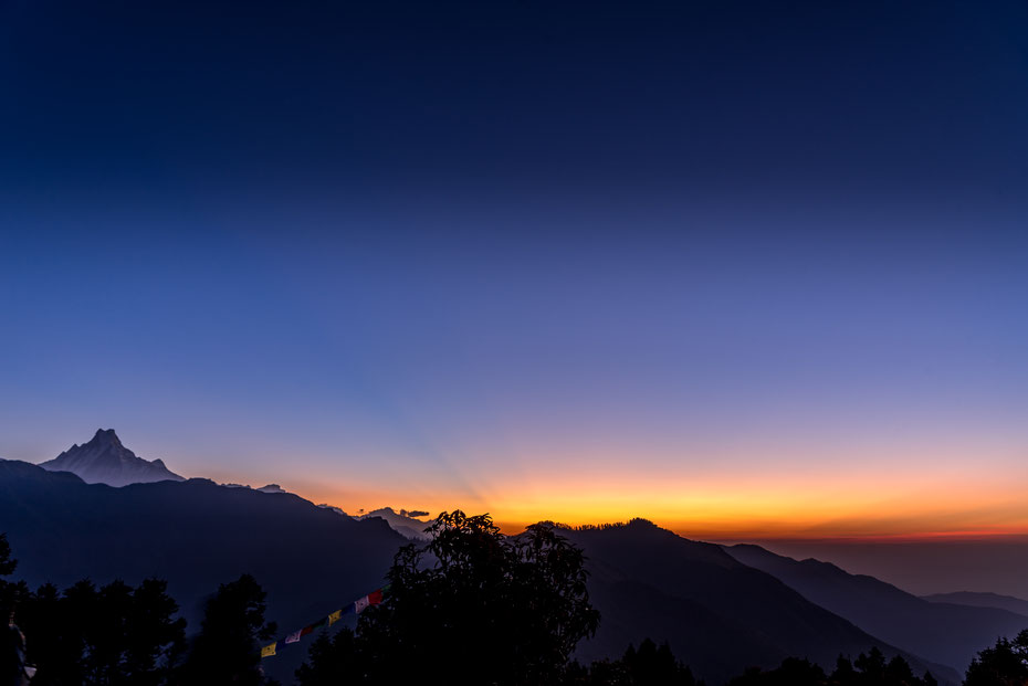 Sonnenaufgang über der Annapurna Kette (okay, die ist weiter links). Der Aufstieg von Ghodepani zum Poon Hill (3.210 Meter) am frühen Morgen lohnt sich wirklich! 
